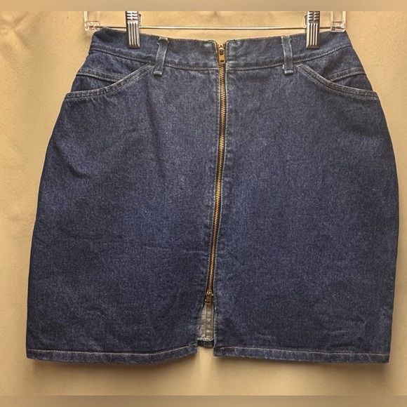 LEE JUNIOR’S VINTAGE DARK WASH DENIM SKIRT FRINT ZIPPER MADE IN USA
SIZE 13 - Picture 4 of 10